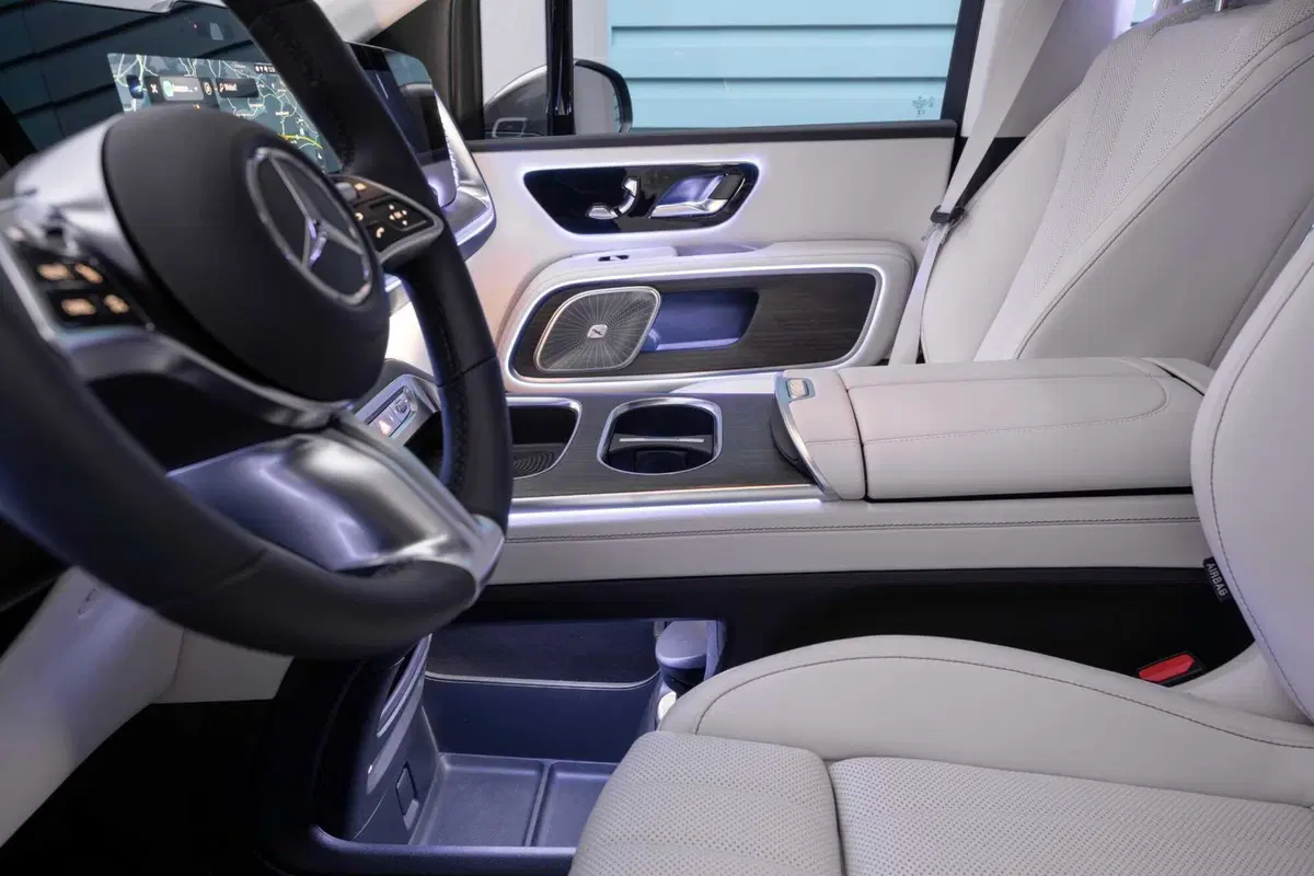 Mercedes VLE 2026: quando un van diventa una limousine, ma con una sala cinema [VIDEO] (13)