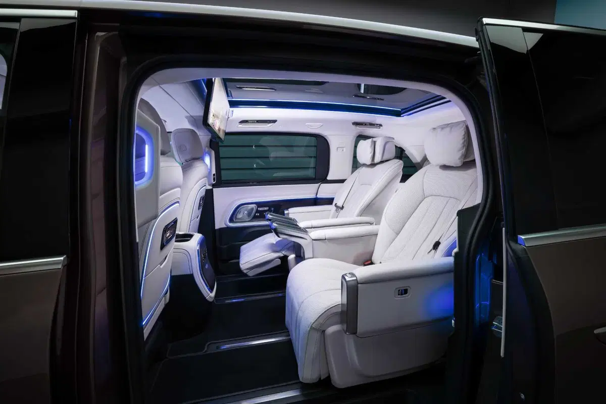 Mercedes VLE 2026: quando un van diventa una limousine, ma con una sala cinema [VIDEO] (20)