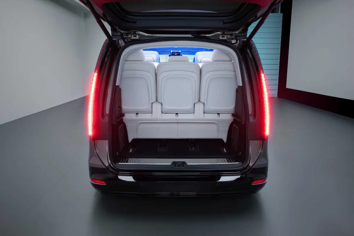 Mercedes VLE 2026: quando un van diventa una limousine, ma con una sala cinema [VIDEO] (19)