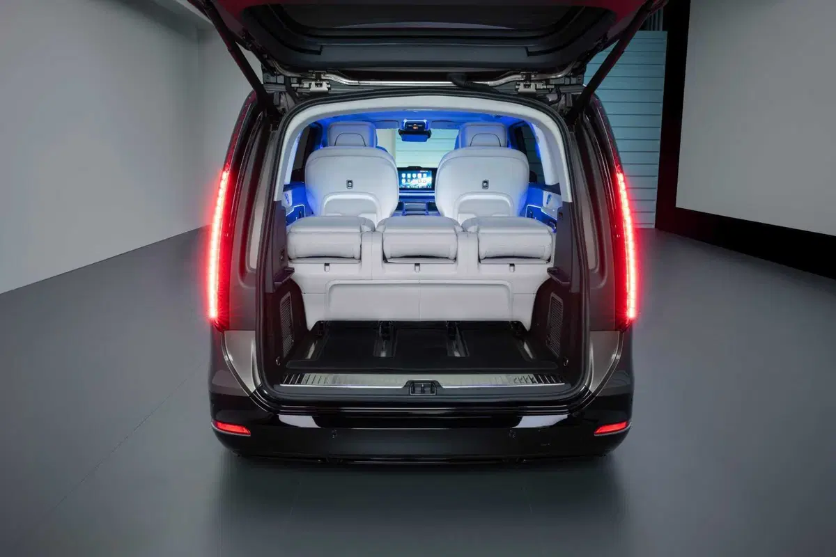 Mercedes VLE 2026: quando un van diventa una limousine, ma con una sala cinema [VIDEO] (21)