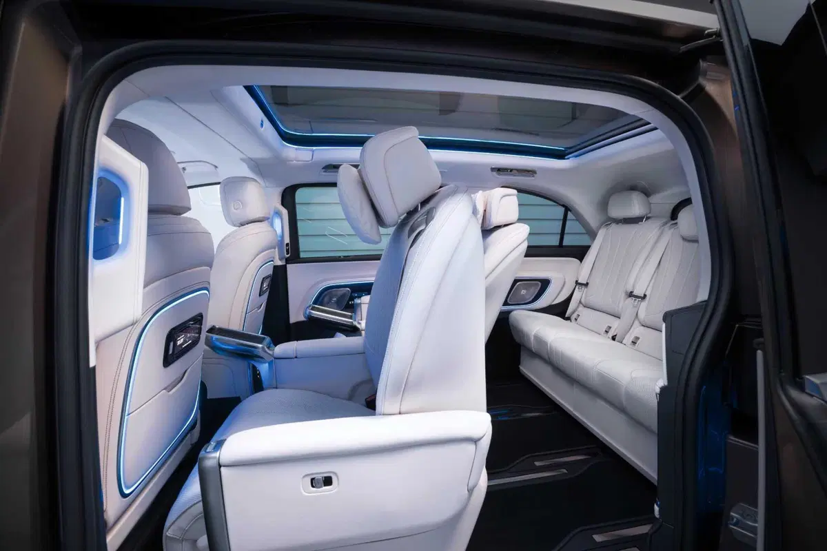 Mercedes VLE 2026: quando un van diventa una limousine, ma con una sala cinema [VIDEO] (22)