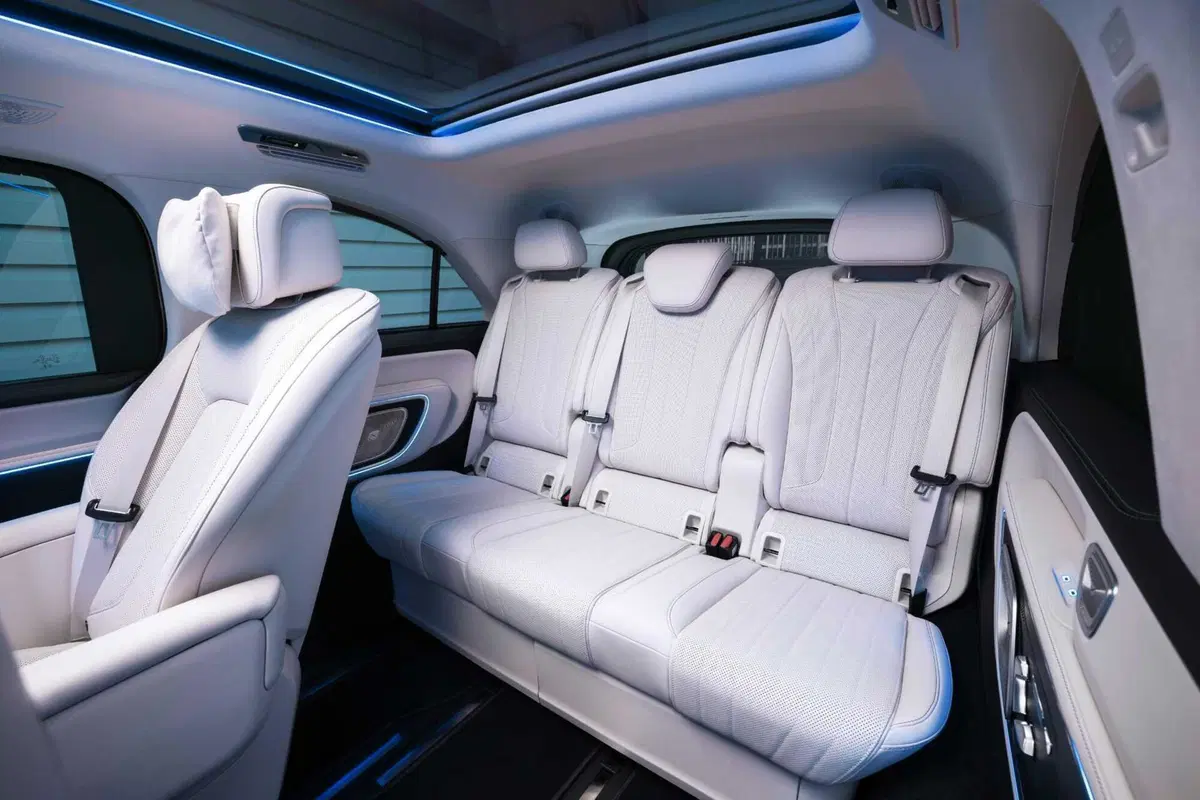 Mercedes VLE 2026: quando un van diventa una limousine, ma con una sala cinema [VIDEO] (24)