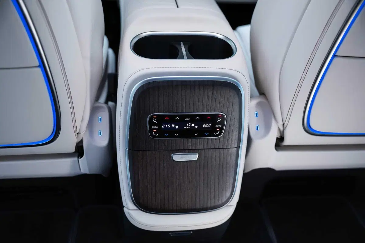 Mercedes VLE 2026: quando un van diventa una limousine, ma con una sala cinema [VIDEO] (26)