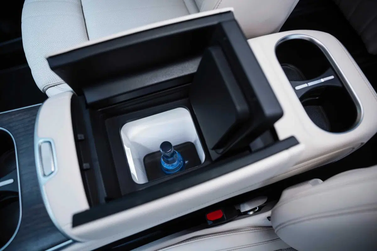 Mercedes VLE 2026: quando un van diventa una limousine, ma con una sala cinema [VIDEO] (27)