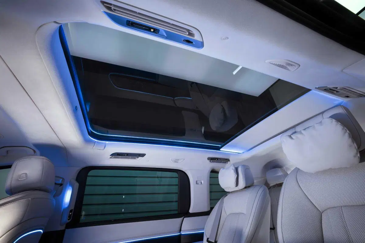 Mercedes VLE 2026: quando un van diventa una limousine, ma con una sala cinema [VIDEO] (28)