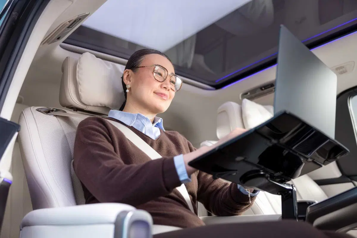 Mercedes VLE 2026: quando un van diventa una limousine, ma con una sala cinema [VIDEO] (30)