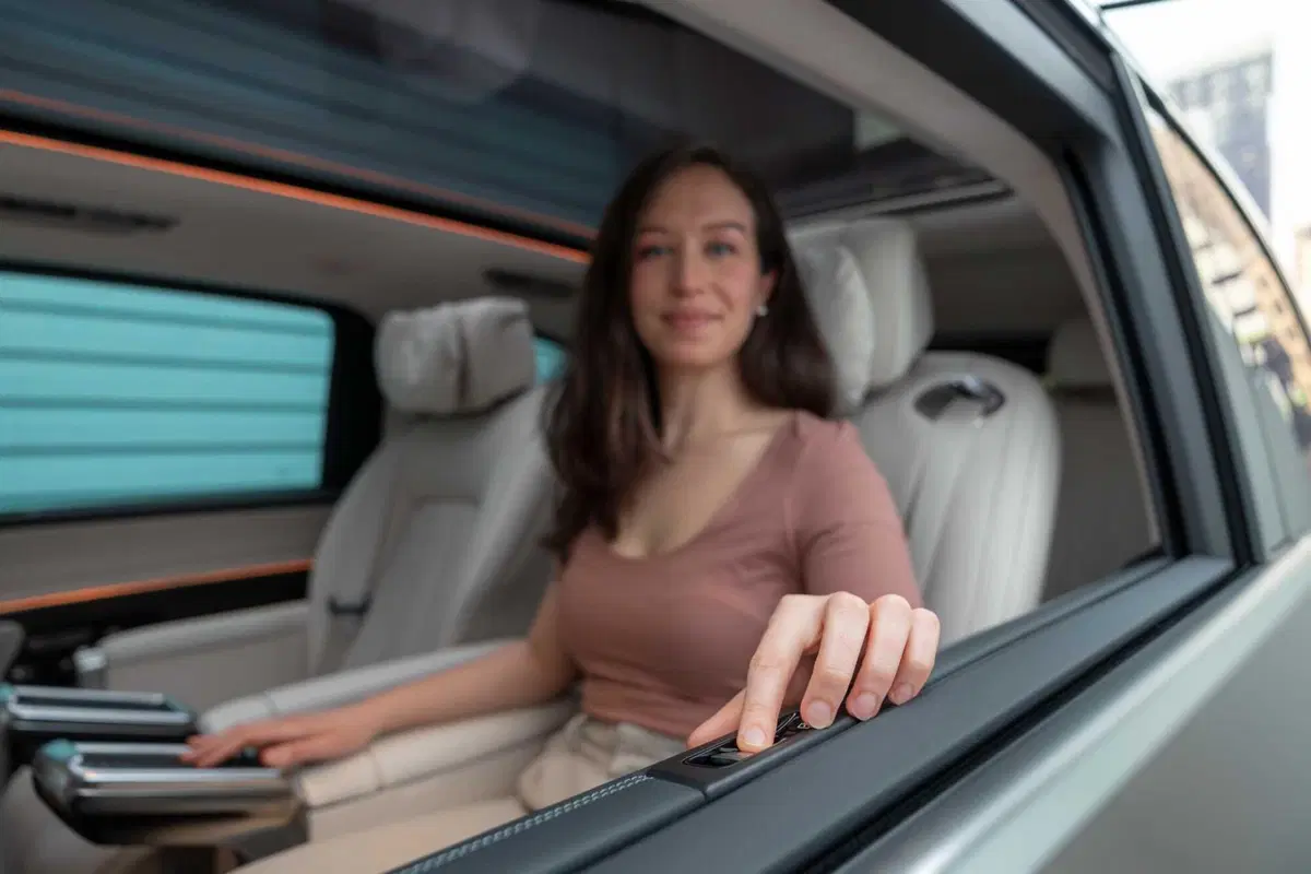 Mercedes VLE 2026: quando un van diventa una limousine, ma con una sala cinema [VIDEO] (32)