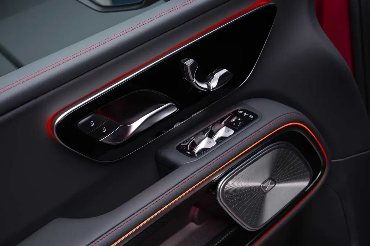 Mercedes VLE 2026: quando un van diventa una limousine, ma con una sala cinema [VIDEO] (37)