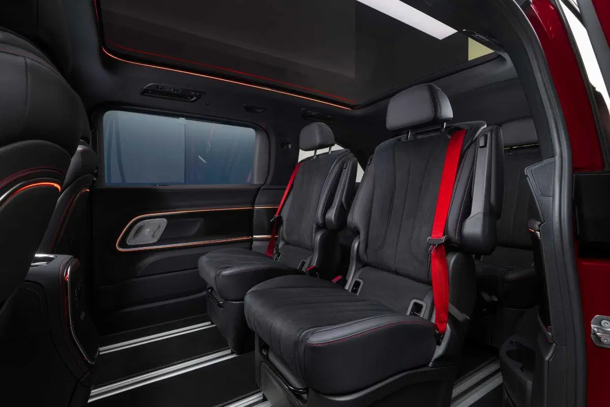 Mercedes VLE 2026: quando un van diventa una limousine, ma con una sala cinema [VIDEO] (43)
