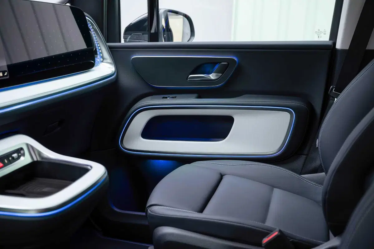 Mercedes VLE 2026: quando un van diventa una limousine, ma con una sala cinema [VIDEO] (49)