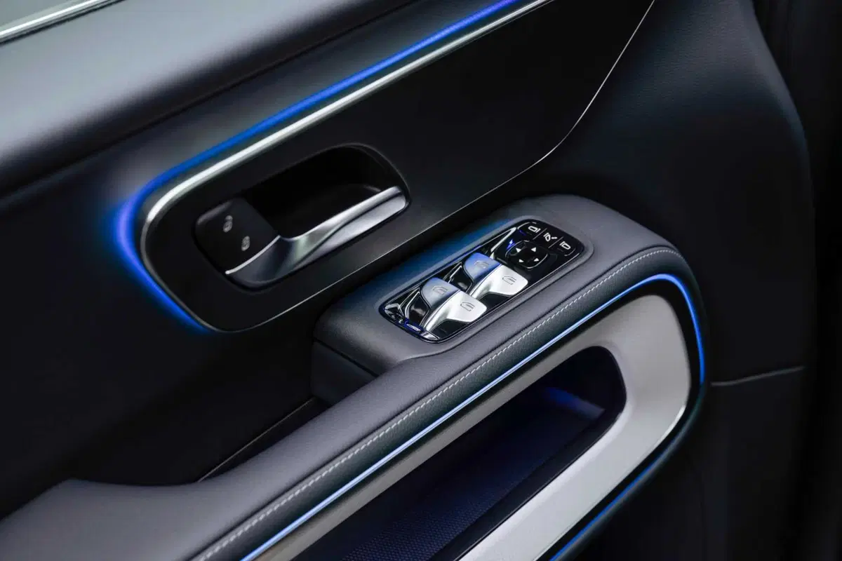 Mercedes VLE 2026: quando un van diventa una limousine, ma con una sala cinema [VIDEO] (50)