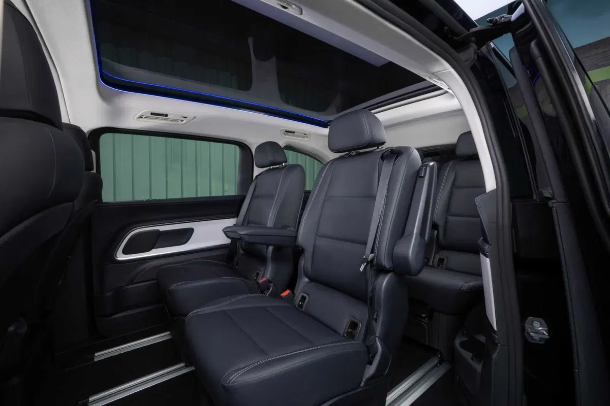 Mercedes VLE 2026: quando un van diventa una limousine, ma con una sala cinema [VIDEO] (52)