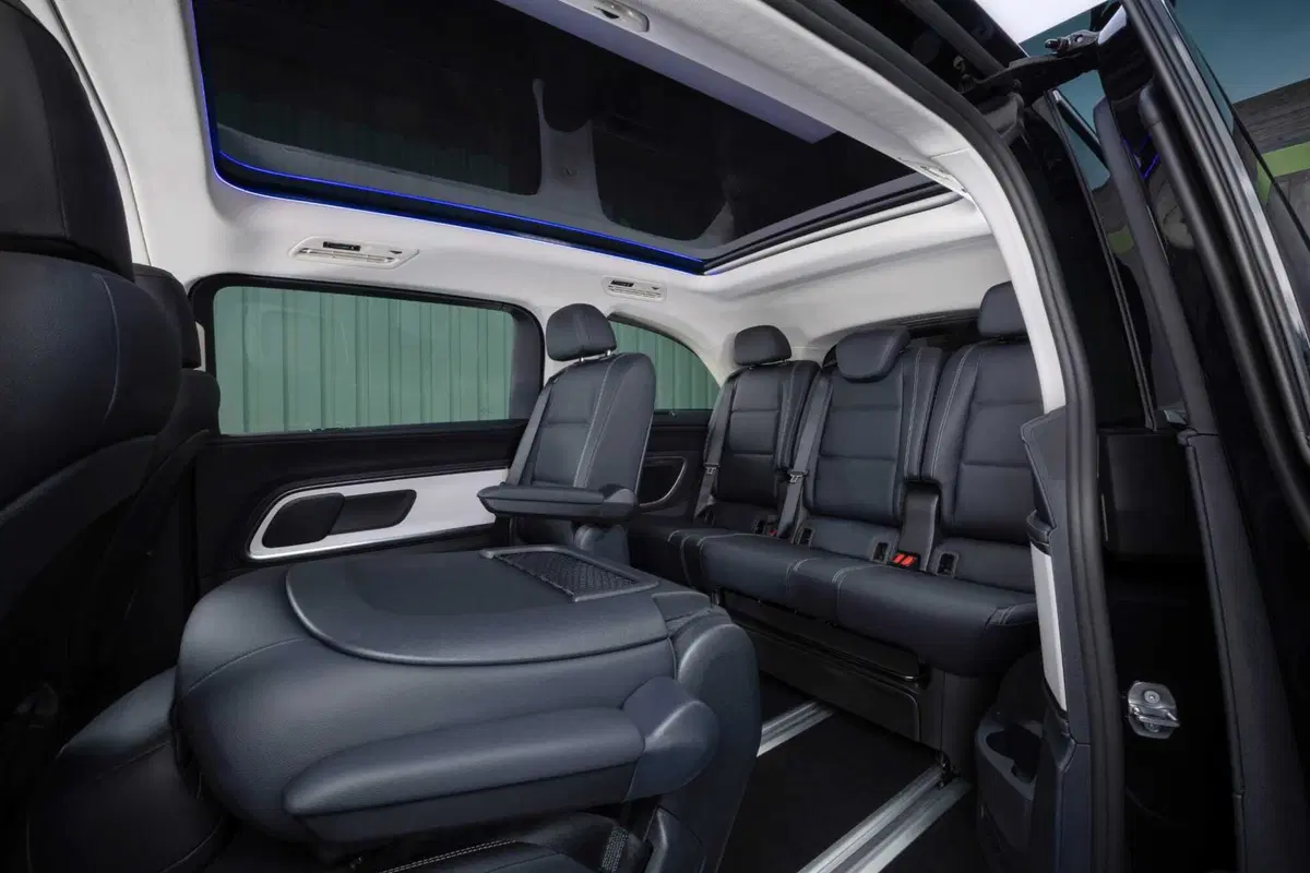 Mercedes VLE 2026: quando un van diventa una limousine, ma con una sala cinema [VIDEO] (54)