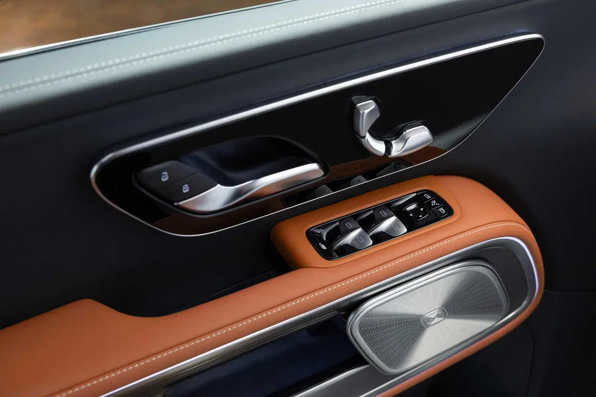 Mercedes VLE 2026: quando un van diventa una limousine, ma con una sala cinema [VIDEO] (59)