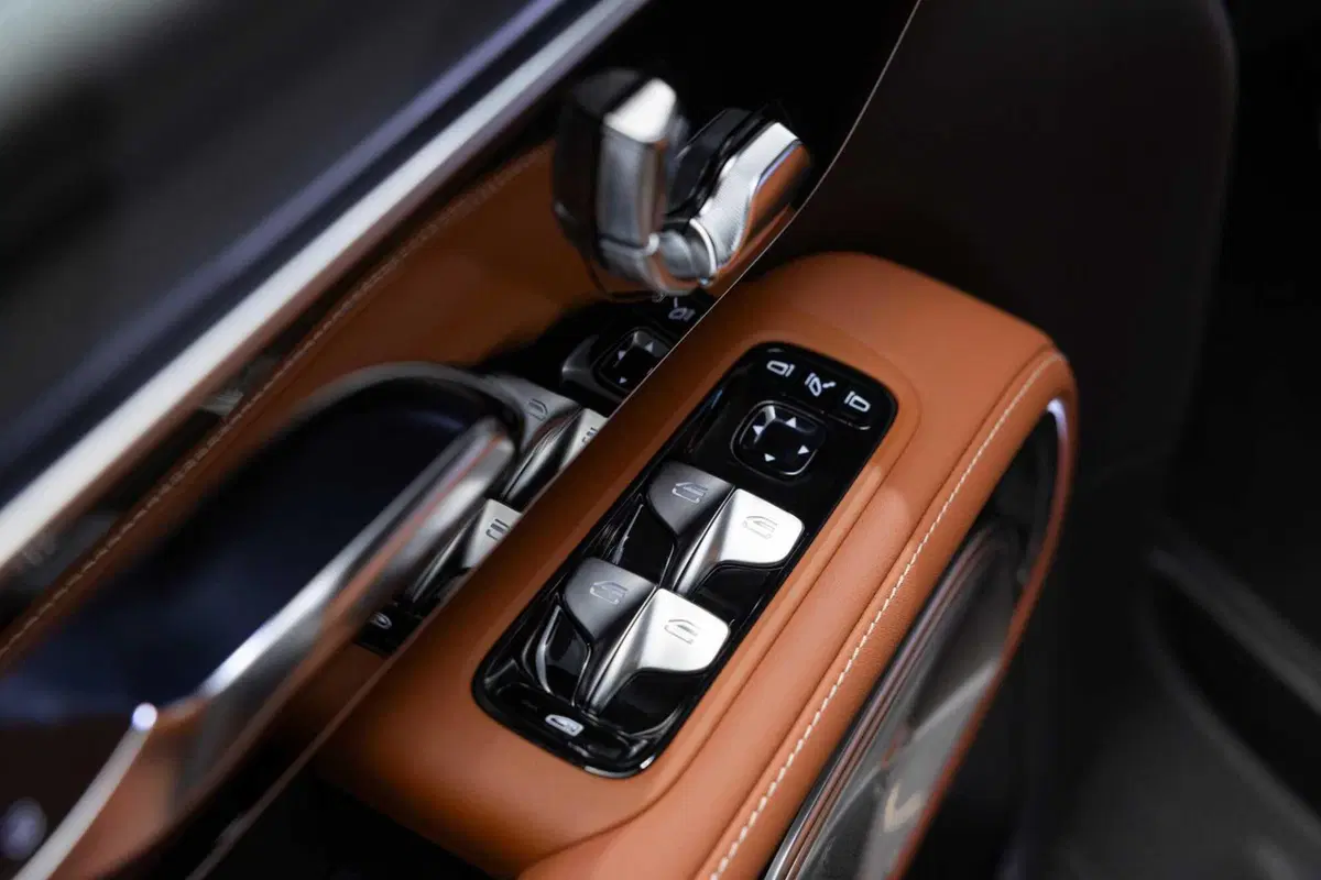 Mercedes VLE 2026: quando un van diventa una limousine, ma con una sala cinema [VIDEO] (60)