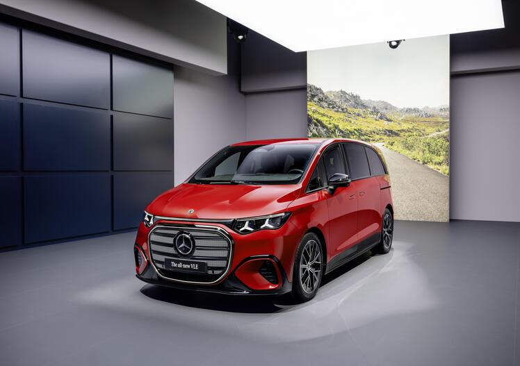 Mercedes VLE 2026: quando un van diventa una limousine, ma con una sala cinema [VIDEO]