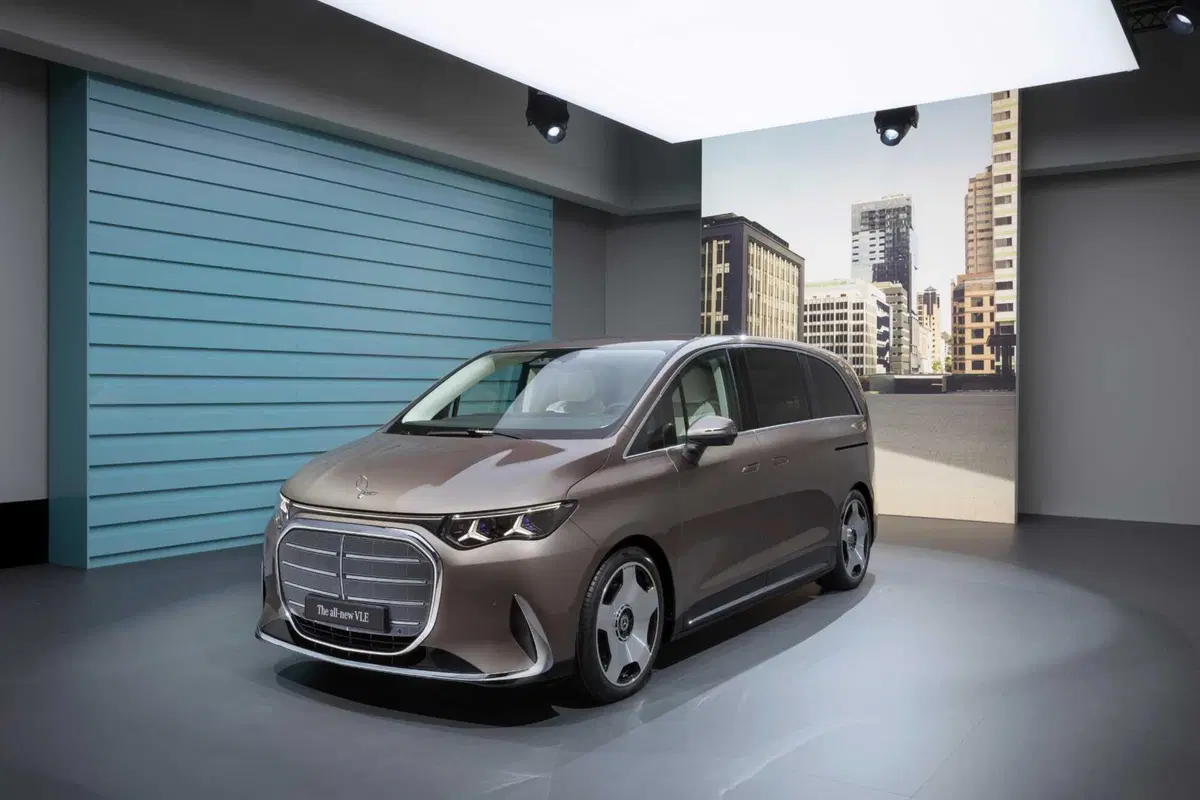 Mercedes VLE 2026: quando un van diventa una limousine, ma con una sala cinema [VIDEO]