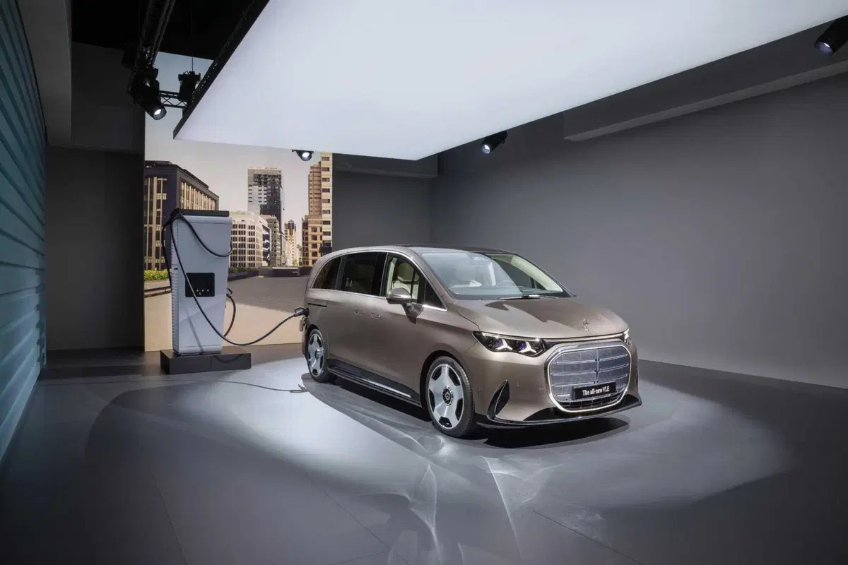 Mercedes VLE 2026: quando un van diventa una limousine, ma con una sala cinema [VIDEO] (2)