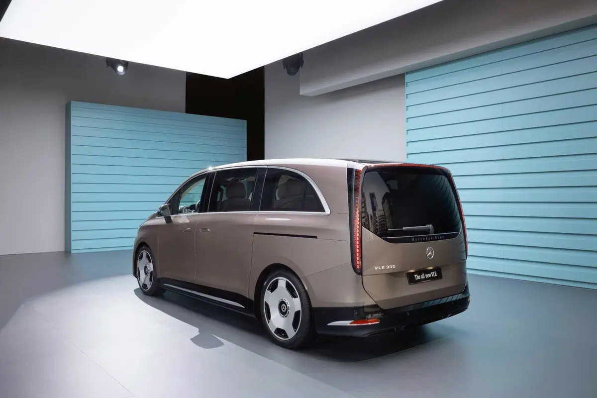 Mercedes VLE 2026: quando un van diventa una limousine, ma con una sala cinema [VIDEO] (3)
