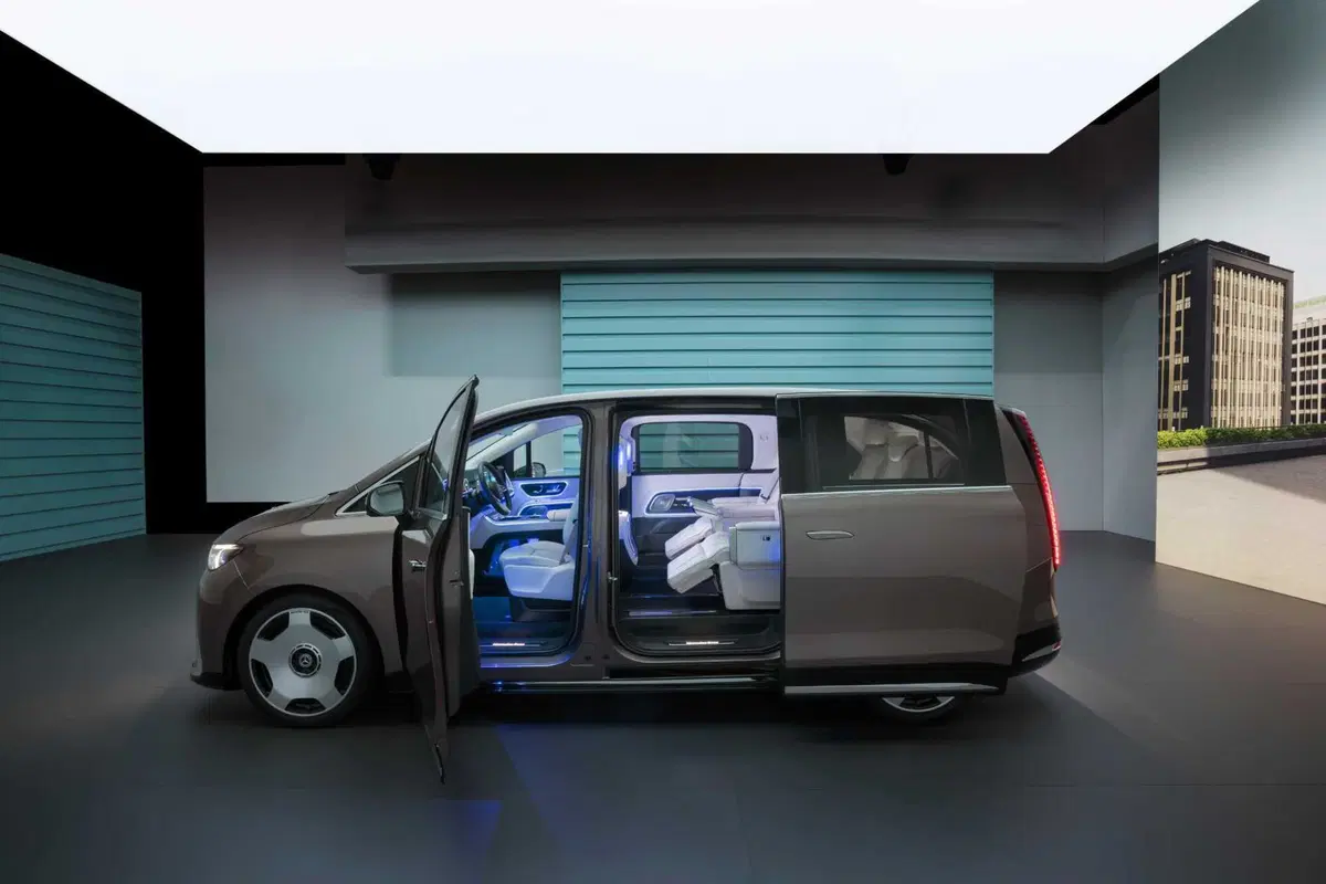 Mercedes VLE 2026: quando un van diventa una limousine, ma con una sala cinema [VIDEO] (6)