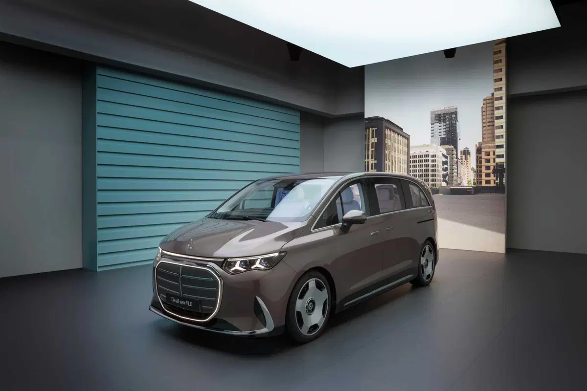 Mercedes VLE 2026: quando un van diventa una limousine, ma con una sala cinema [VIDEO] (7)