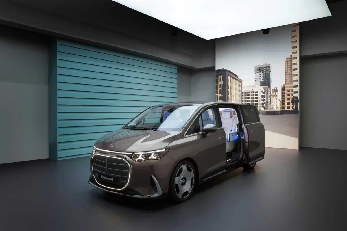 Mercedes VLE 2026: quando un van diventa una limousine, ma con una sala cinema [VIDEO] (8)