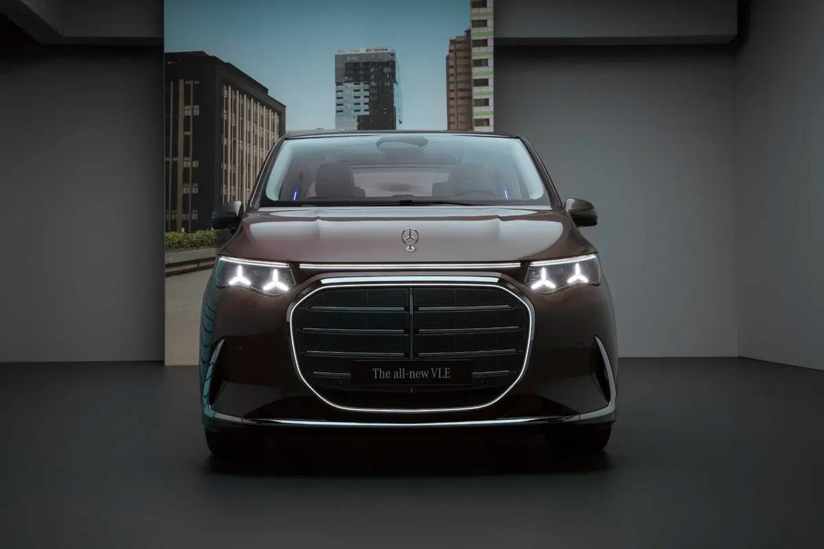 Mercedes VLE 2026: quando un van diventa una limousine, ma con una sala cinema [VIDEO] (9)