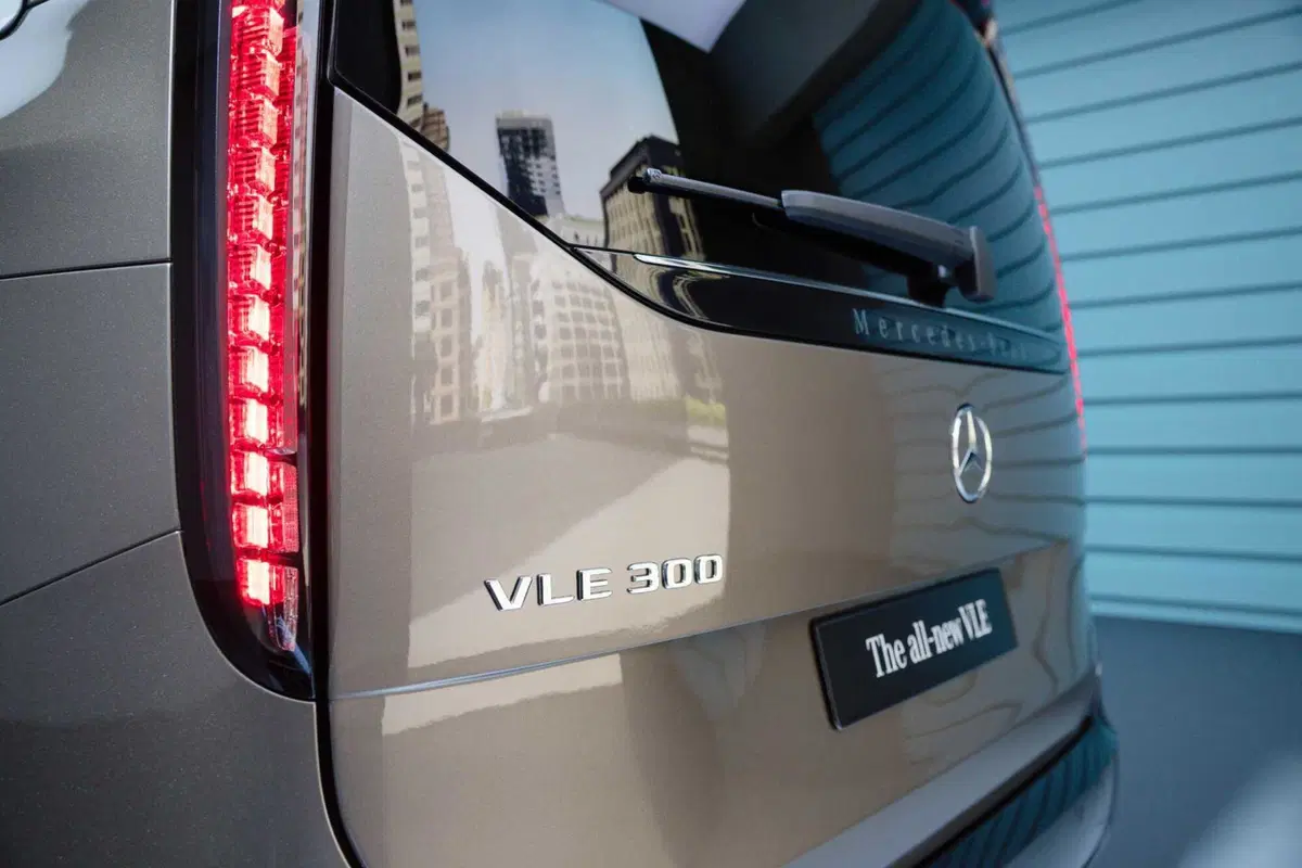 Mercedes VLE 2026: quando un van diventa una limousine, ma con una sala cinema [VIDEO] (11)