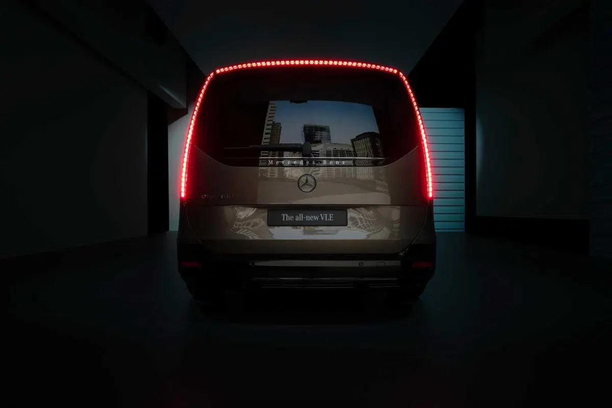 Mercedes VLE 2026: quando un van diventa una limousine, ma con una sala cinema [VIDEO] (12)
