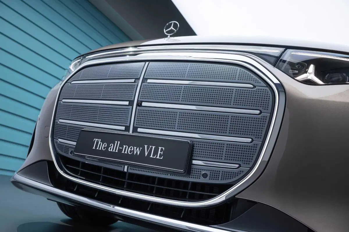Mercedes VLE 2026: quando un van diventa una limousine, ma con una sala cinema [VIDEO] (14)