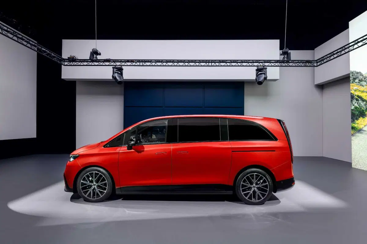 Mercedes VLE 2026: quando un van diventa una limousine, ma con una sala cinema [VIDEO] (19)