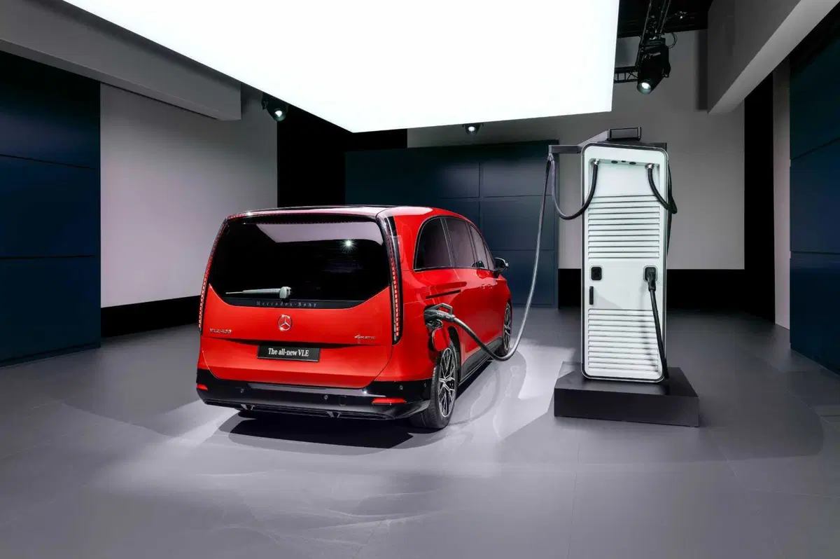 Mercedes VLE 2026: quando un van diventa una limousine, ma con una sala cinema [VIDEO] (21)