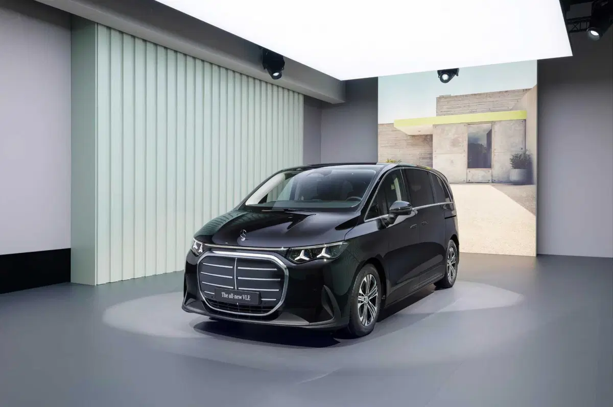 Mercedes VLE 2026: quando un van diventa una limousine, ma con una sala cinema [VIDEO] (22)