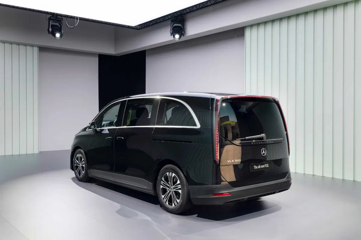 Mercedes VLE 2026: quando un van diventa una limousine, ma con una sala cinema [VIDEO] (23)