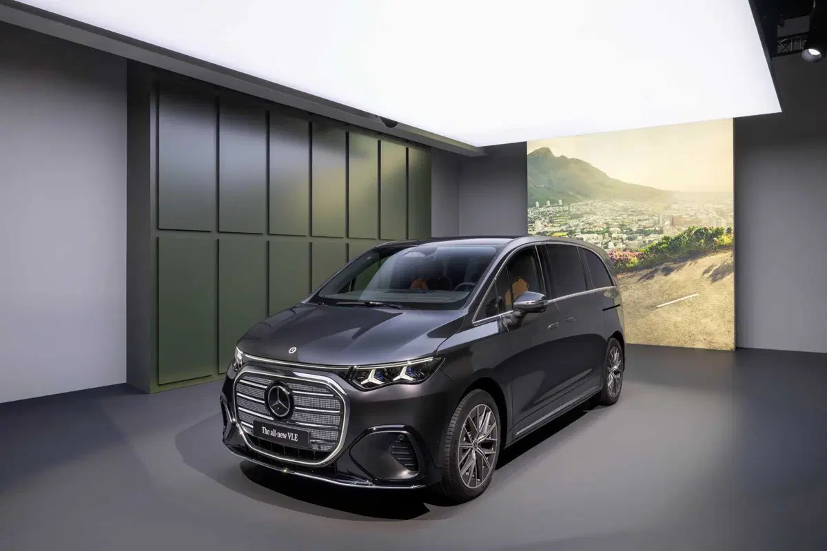 Mercedes VLE 2026: quando un van diventa una limousine, ma con una sala cinema [VIDEO] (25)