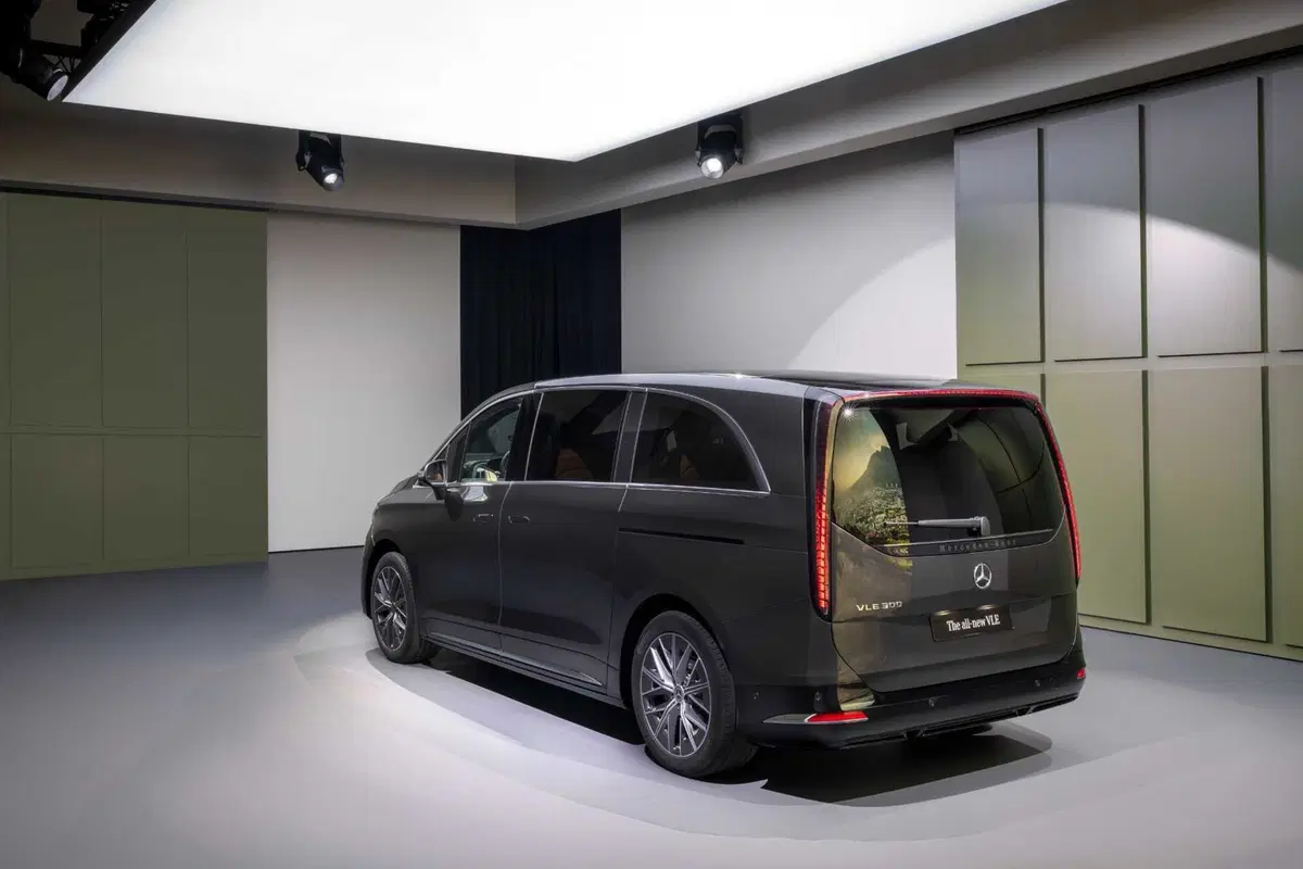 Mercedes VLE 2026: quando un van diventa una limousine, ma con una sala cinema [VIDEO] (26)