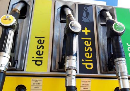 Diesel oltre i 2 euro al litro: la guerra in Iran fa impennare i prezzi, ma arrivano i primi ribassi