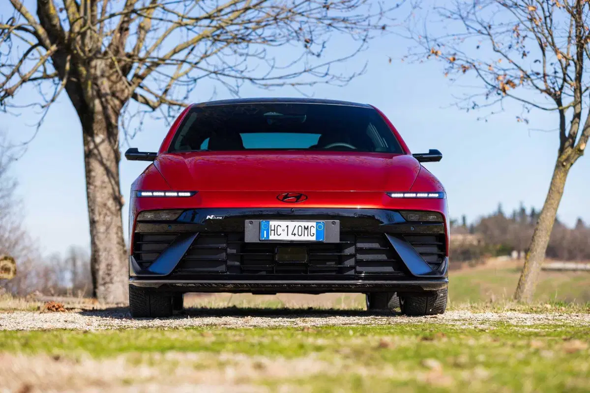Hyundai IONIQ 6 2026: la berlina elettrica con il Cx da record si aggiorna  (30)