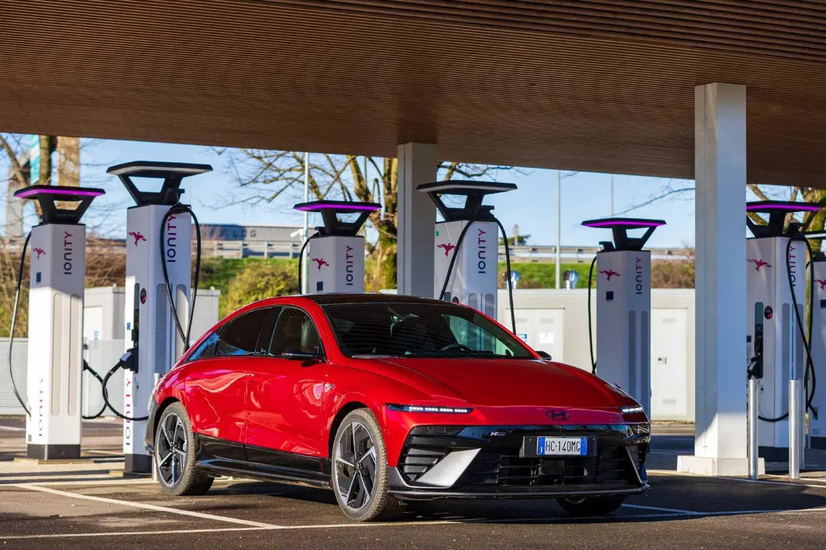 Hyundai IONIQ 6 2026: la berlina elettrica con il Cx da record si aggiorna  (70)