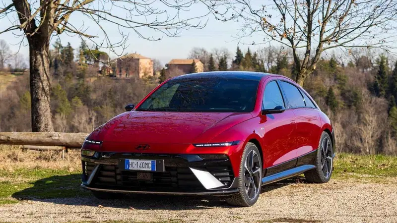 Hyundai Ioniq 6 2026: la berlina elettrica con il Cx da record si aggiorna 