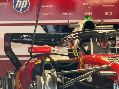 Ferrari osa in Cina: ecco l&rsquo;ala Macarena sulle SF-26 di Leclerc e Hamilton, sfida aperta alla Mercedes