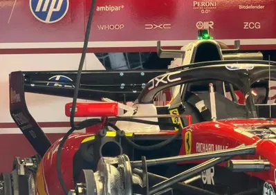 Ferrari osa in Cina: ecco l’ala Macarena sulle SF-26 di Leclerc e Hamilton, sfida aperta alla Mercedes