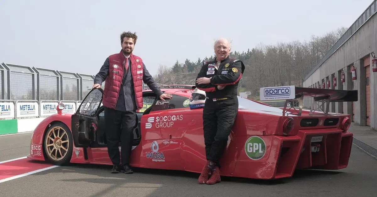Auto GT a GPL: la MCM 133 V8 Alfa Romeo sfiora i 300 km/h in pista a Varano in vista della 3 Ore di Monza