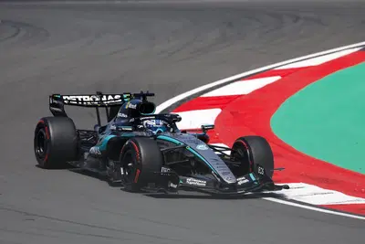 Russell mette tutti in fila a Shanghai: pole Sprint Mercedes, Ferrari dietro e niente penalit&agrave; per Antonelli