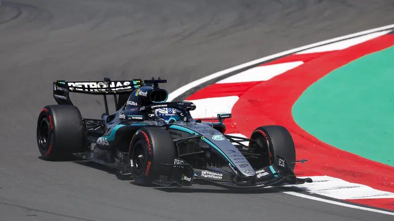 Russell mette tutti in fila a Shanghai: pole Sprint Mercedes, Ferrari dietro e niente penalit&agrave; per Antonelli