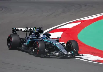 Russell mette tutti in fila a Shanghai: pole Sprint Mercedes, Ferrari dietro e niente penalità per Antonelli