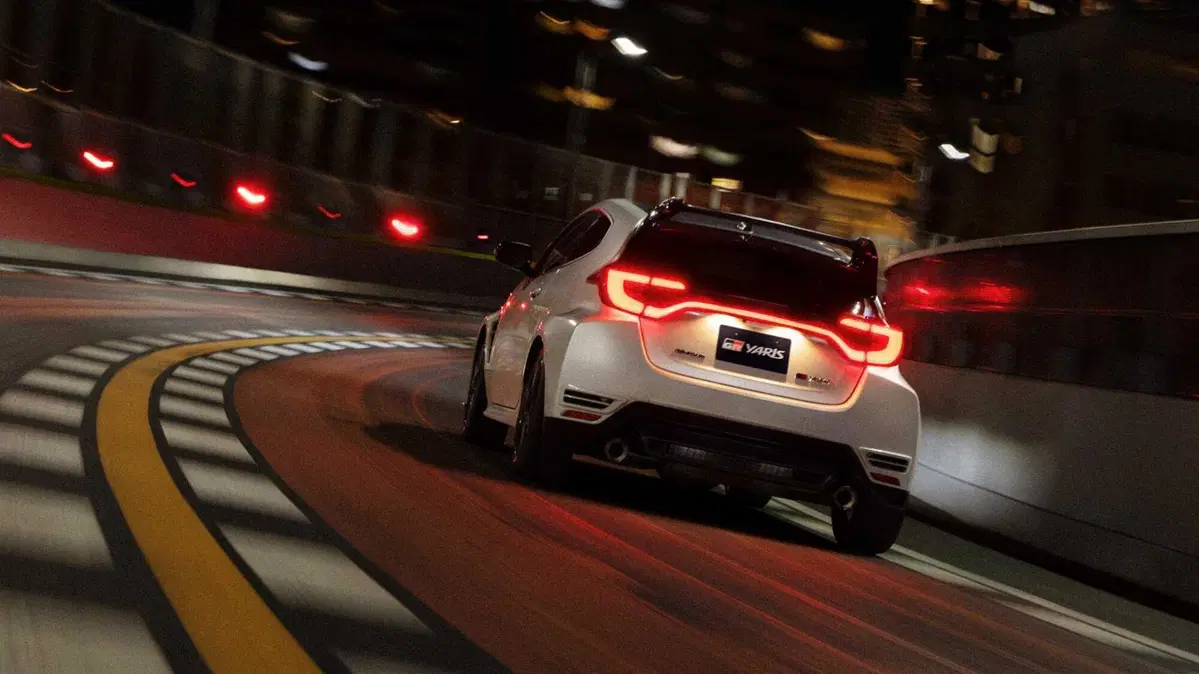Toyota GR Yaris 2026: volante più piccolo, gomme Bridgestone da gara e ammortizzatori rivisti, il rally porta i suoi frutti (4)