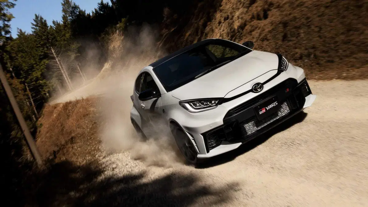Toyota GR Yaris 2026: volante più piccolo, gomme Bridgestone da gara e ammortizzatori rivisti, il rally porta i suoi frutti (5)
