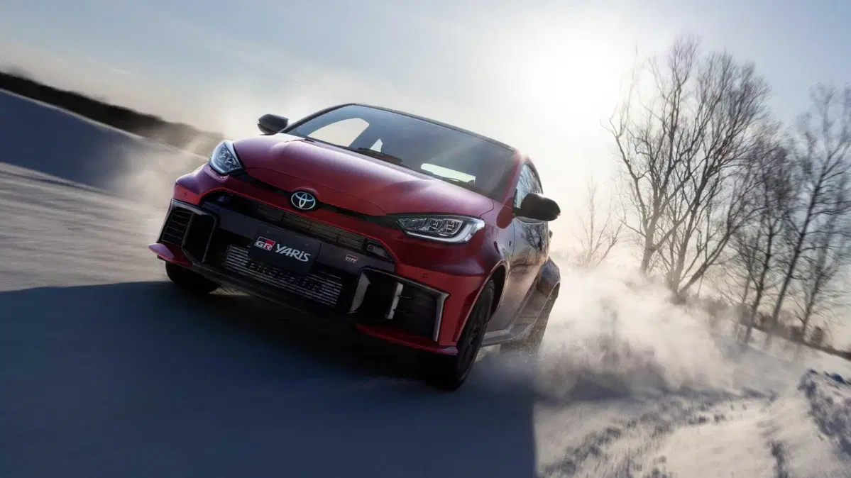 Toyota GR Yaris 2026: volante più piccolo, gomme Bridgestone da gara e ammortizzatori rivisti, il rally porta i suoi frutti (6)