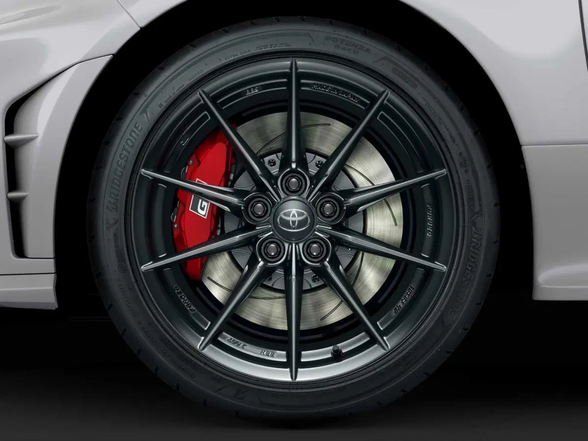 Toyota GR Yaris 2026: volante più piccolo, gomme Bridgestone da gara e ammortizzatori rivisti, il rally porta i suoi frutti (7)
